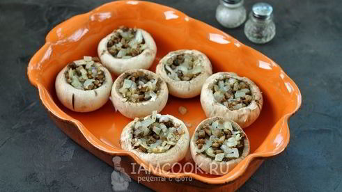 шампиньоны, запеченные с перепелиными яйцами