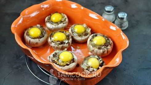 шампиньоны, запеченные с перепелиными яйцами