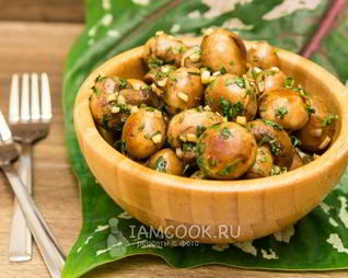 Жареные шампиньоны с чесноком и кинзой