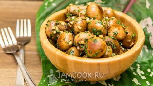 жареные шампиньоны с чесноком и кинзой