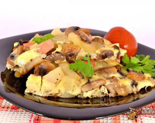 Жареные шампиньоны с картофелем, сосисками и яйцом