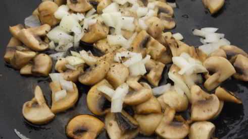 жареные шампиньоны с картофелем, сосисками и яйцом