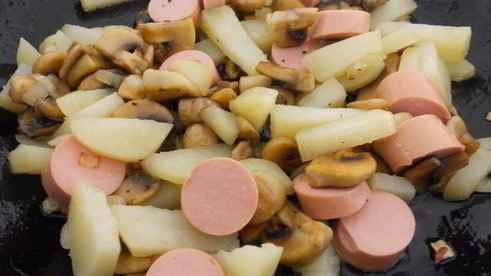 жареные шампиньоны с картофелем, сосисками и яйцом