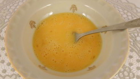 жареные шампиньоны с картофелем, сосисками и яйцом