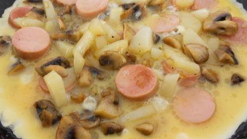 жареные шампиньоны с картофелем, сосисками и яйцом