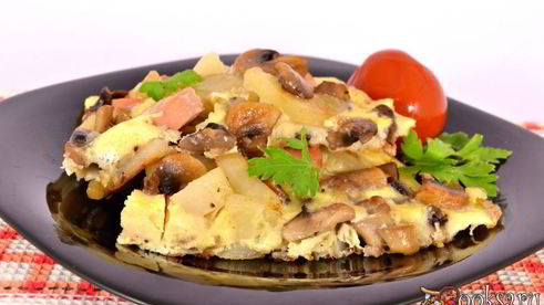 жареные шампиньоны с картофелем, сосисками и яйцом