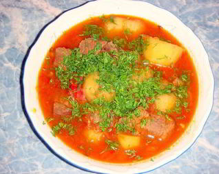 Гуляш из говядины с картошкой, помидорами и сладким перцем