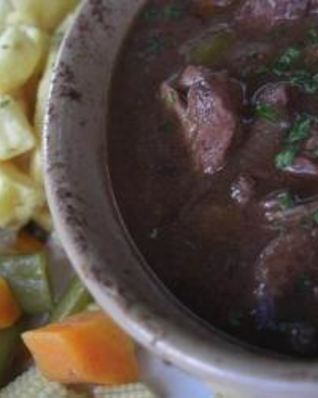 Гуляш из говядины с луком и кетчупом