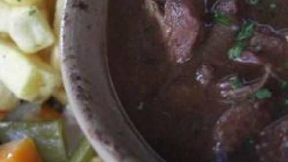 Рецепт Гуляша из говядины с луком и кетчупом