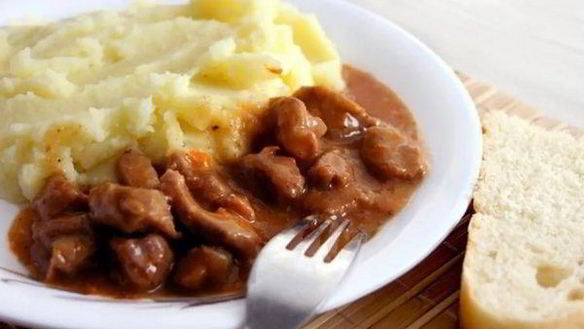 Рецепт Гуляша из говядины с пюре и подливой