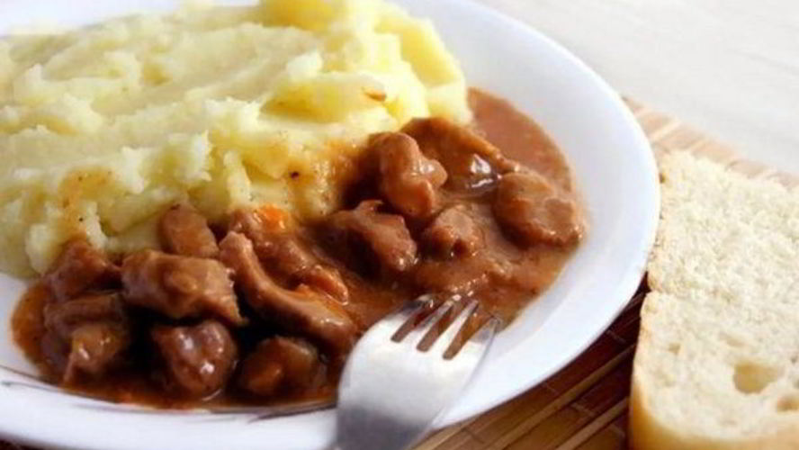 Рецепт гуляша из говядины с пюре и подливой