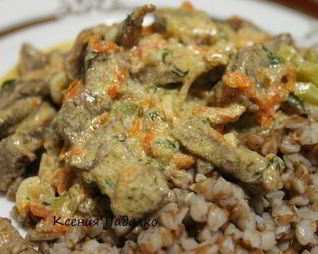 Гуляш из говядины со сметаной