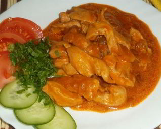 Гуляш из куриного филе с овощами и сметаной