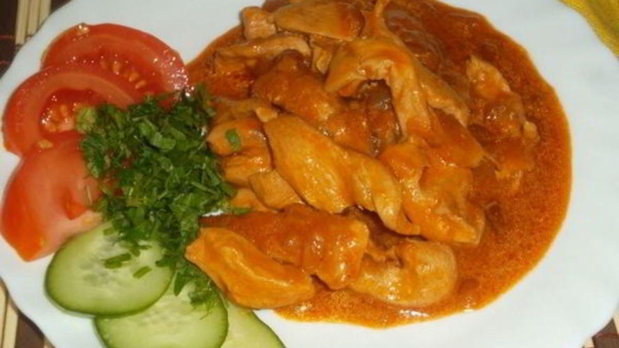 Рецепт гуляша из куриного филе с овощами и сметаной