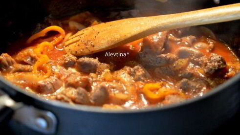 гуляш из куриных желудков