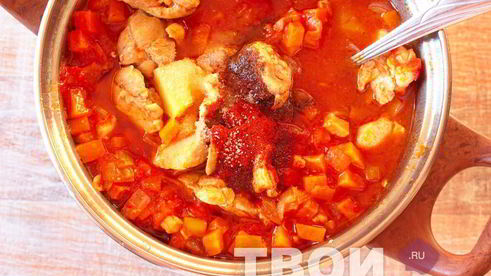 гуляш из курицы с подливкой