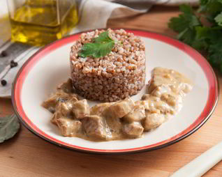 Гуляш из телятины с маринованными огурчиками