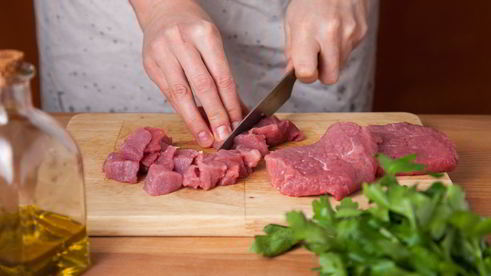 гуляш из телятины с маринованными огурчиками