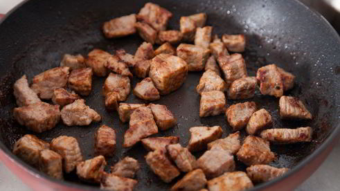 гуляш из телятины с маринованными огурчиками