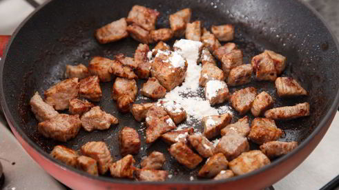 гуляш из телятины с маринованными огурчиками