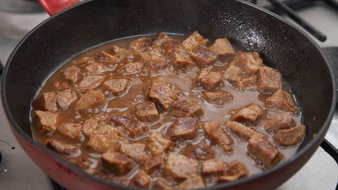 гуляш из телятины с маринованными огурчиками