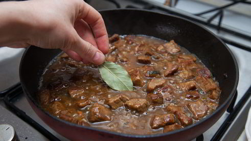 гуляш из телятины с маринованными огурчиками