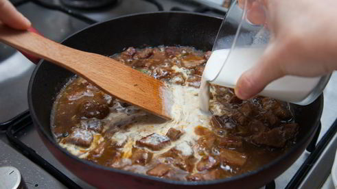 гуляш из телятины с маринованными огурчиками