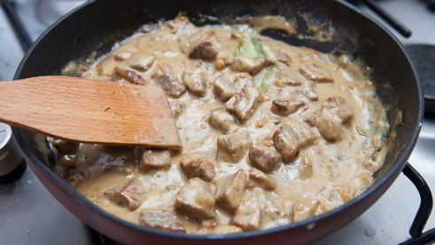 гуляш из телятины с маринованными огурчиками