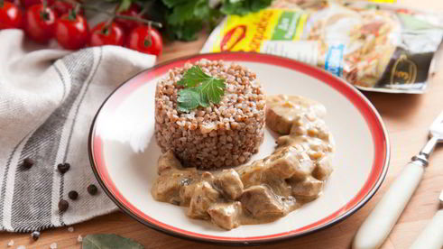 гуляш из телятины с маринованными огурчиками