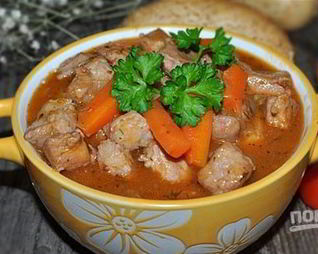 Гуляш с красным вином