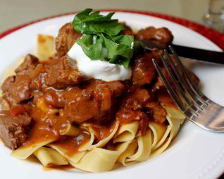 Гуляш с макаронами