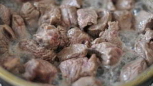 гуляш в горшочках