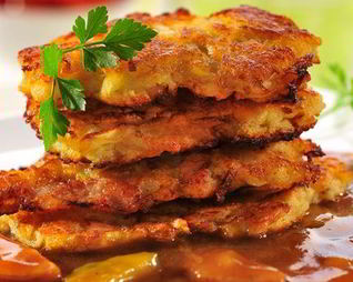 Куриный гуляш с овощными пирожками