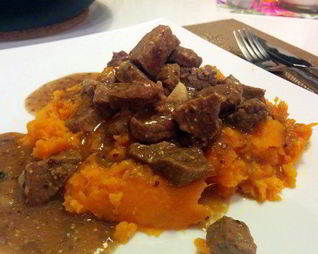 Пикантный гуляш из телятины с темным пивом и пюре из батата