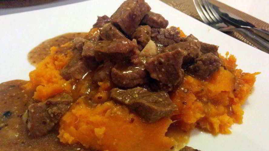 Рецепт пикантного гуляша из телятины с темным пивом и пюре из батата