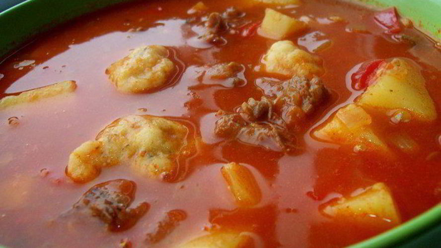 Рецепт супа-гуляша с чесночными клецками