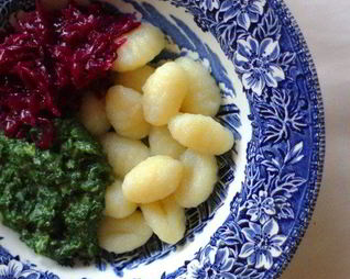 Картофельные клецки с соусом из шпината