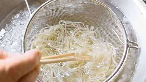 холодная лапша с тунцом