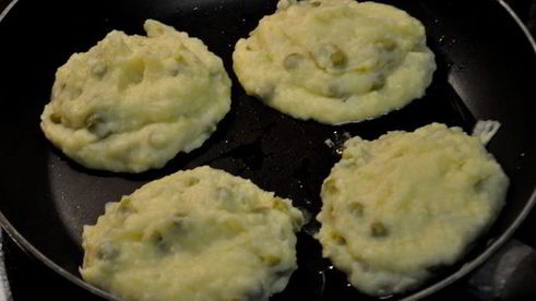 картофельные котлеты с зеленым горошком