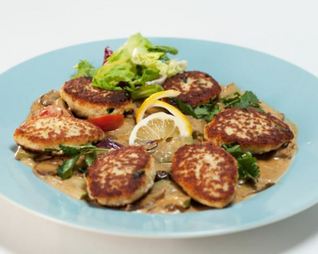 Котлетки из камбалы с соусом из грибов и кабачков