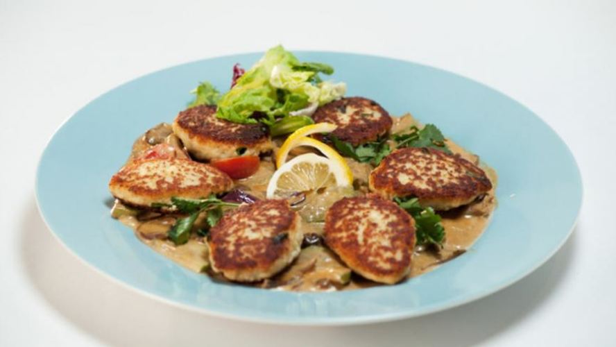 Рецепт котлеток из камбалы с соусом из грибов и кабачков