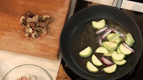 котлетки из камбалы с соусом из грибов и кабачков