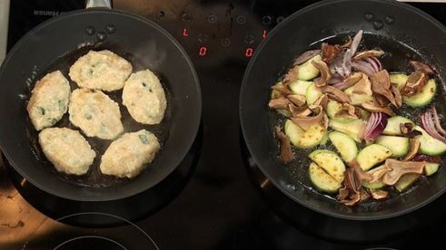 котлетки из камбалы с соусом из грибов и кабачков