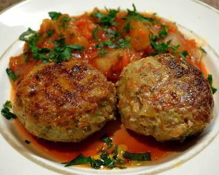 Котлетки с овощным рагу