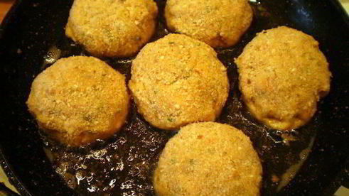 котлеты из двух видов рыб со сливочным соусом