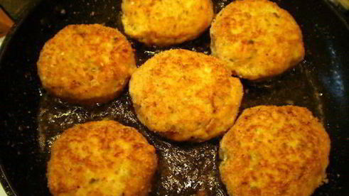 котлеты из двух видов рыб со сливочным соусом