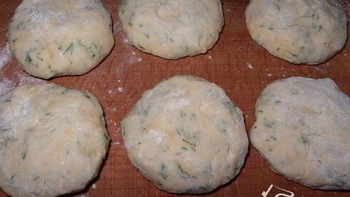 котлеты из картофеля, сыра и укропа с грибами