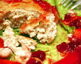 Куриные котлеты с брусничным соусом