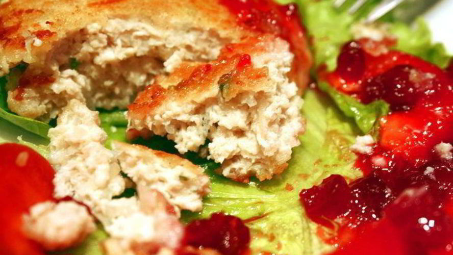 Рецепт куриных котлет с брусничным соусом