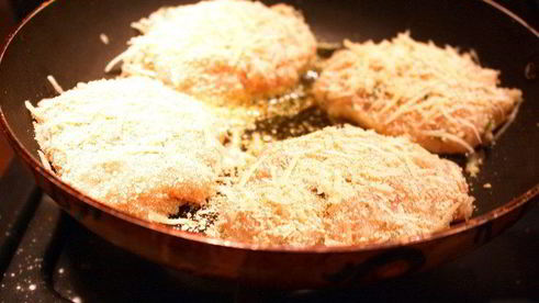 куриные котлеты с брусничным соусом